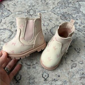 Baby girls pink and cream bow Chelsea easy on boots size 3 baby